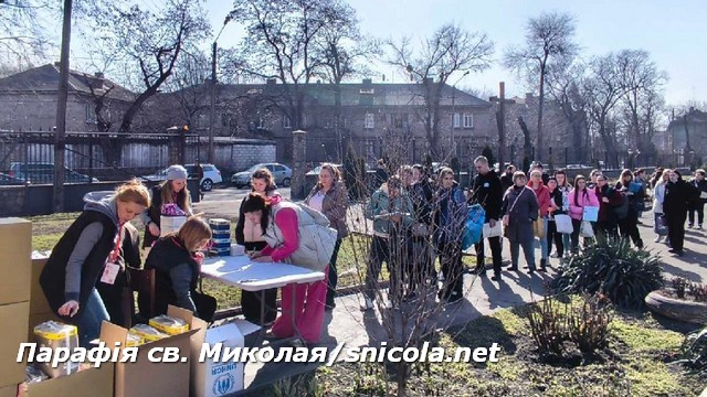 Допомагаємо матусям з дітками